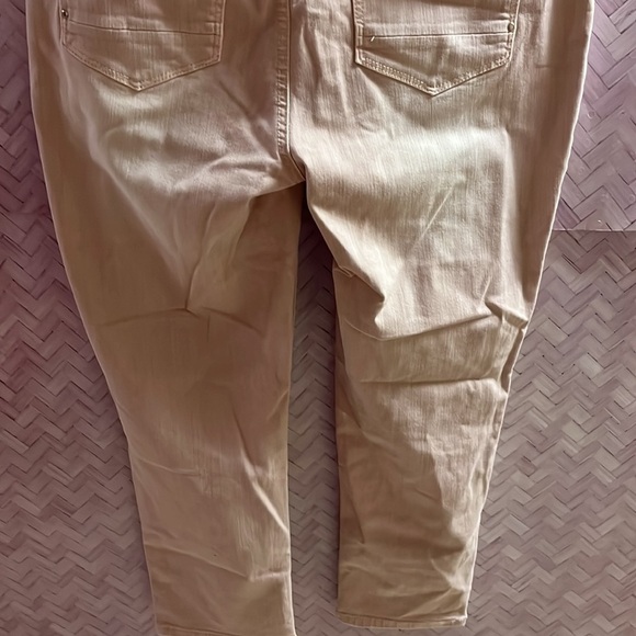 Pale pink, so slimming jeans by Chicos size 0.5 crop denim, soft 4 pockets​​​ - Picture 7 of 10
